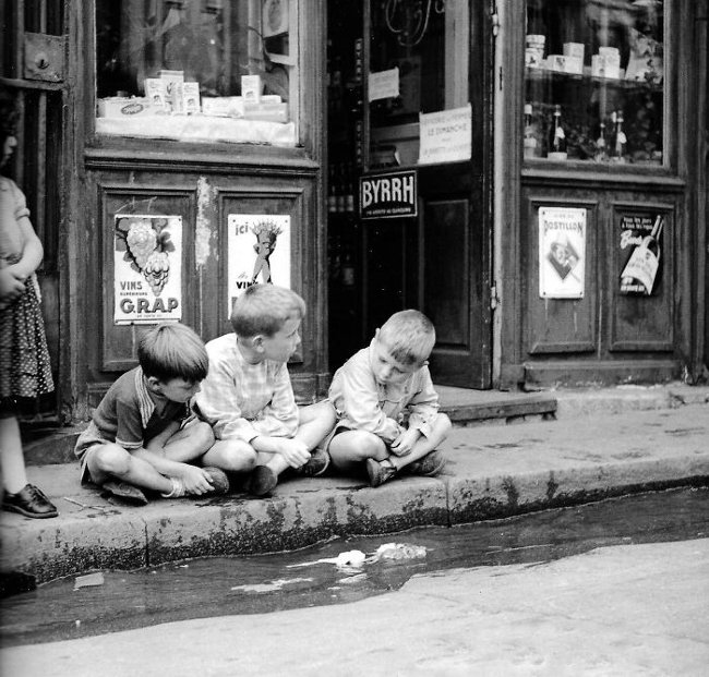 Bọn trẻ chơi thả thuyền giấy ở Paris năm 1950