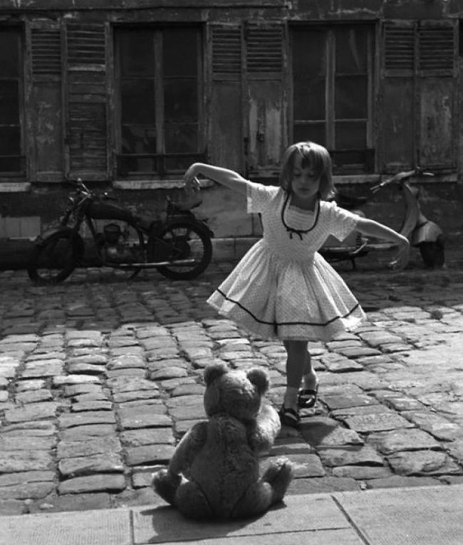 Một cô bé đang biểu diễn trước chú gấu bông của mình ở Paris năm 1961