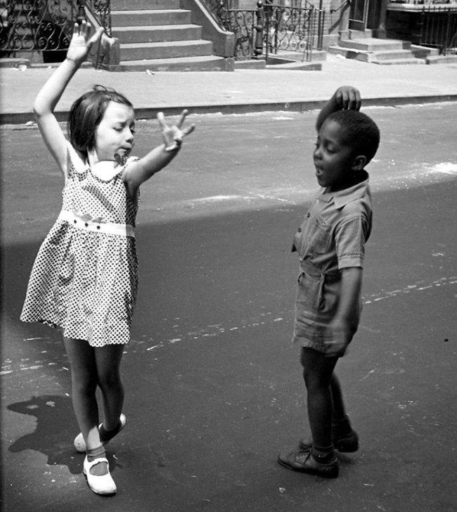 Cặp vũ công nhí đang tập luyện trên đường phố New York những năm 1940