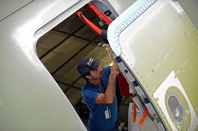 Cửa máy bay được thiết kế để mặt quay ra bên ngoài nhỏ hơn mặt quay vào trong cabin