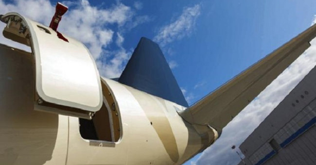 Việc mở cửa máy bay trên không trung là điều bất khả thi do sự chênh lệch áp suất