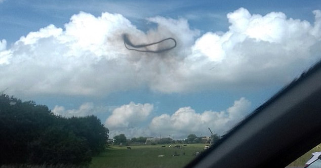 Vòng tròn đen bí ẩn trên bầu trời nước Mỹ