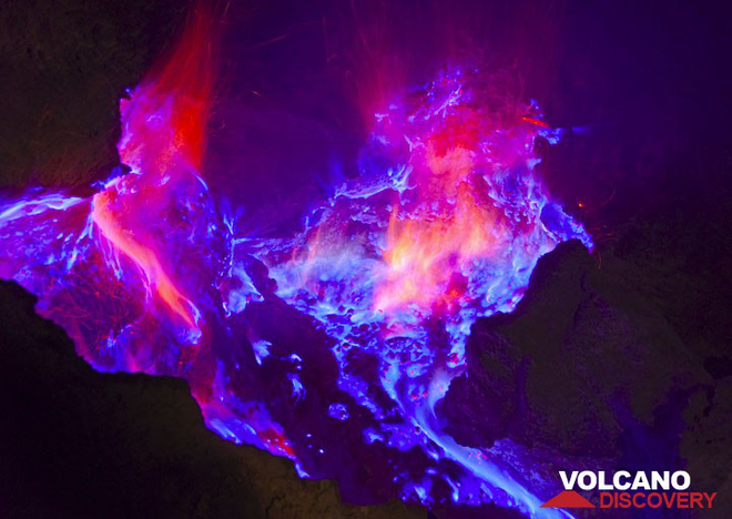 Lửa sulfur phát ra từ núi lửa