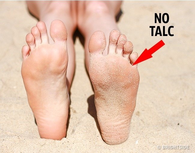 Cát dính vào chân