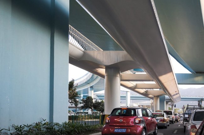 Tuyến đường trên cao này nằm ở độ cao 5m so với mặt đất...