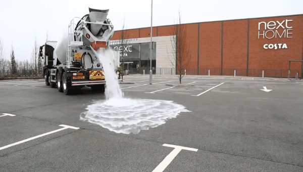 Loại bê tông thần kỳ được chế tạo từ những miếng granite nhẵn, có thể hút 4000 lít nước trong một phút