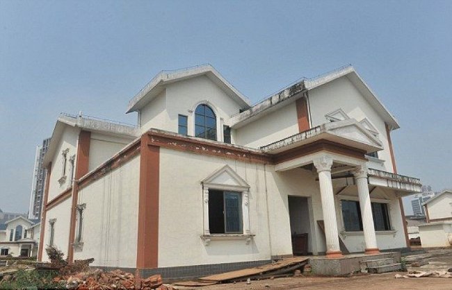 Nhà xây trên nóc của một trung tâm thương mại 