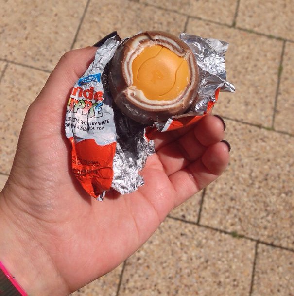 Ăn kẹo được nhận quà 2 lần liền, đúng là hay không bằng hên