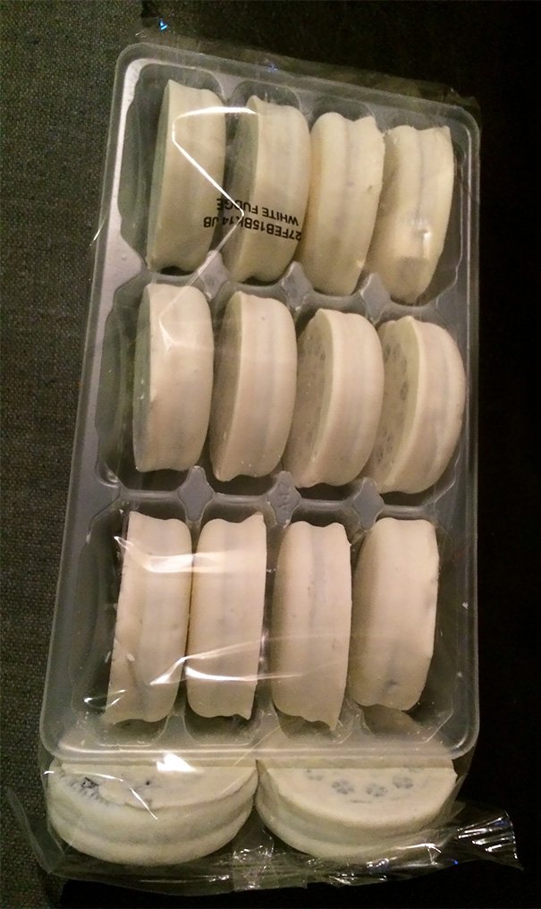 Mua 1 gói được tặng luôn 2 cái. Hên xui!