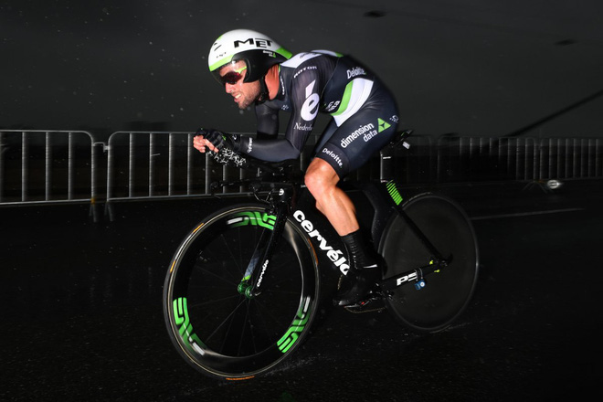 Tay đua Mark Cavendish (Dimension Data) và chiếc Cevélo P5