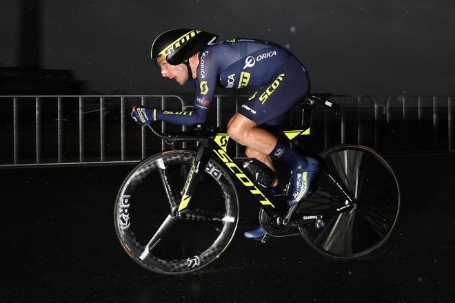 Trong chặng đầu tiên, tay đua Simon Yates (Orica-Scott) và chiếc Scott Plasma TT về vị trí thứ 29