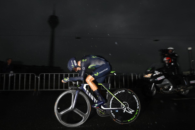 Tay đua Alejandro Valverde (Movistar) và Canyon Speedmax CF TT