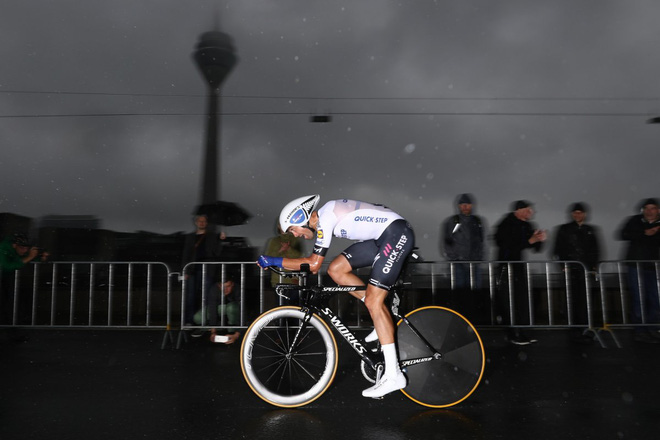 Đội Quick-Step-Floorstới từ Bỉ mang chiếc Specialized S-Works Shiv TT tới giải đua năm nay