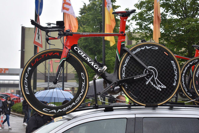 Chiếc Colnago K.One TT của đội đua Emirates đến từ UAE