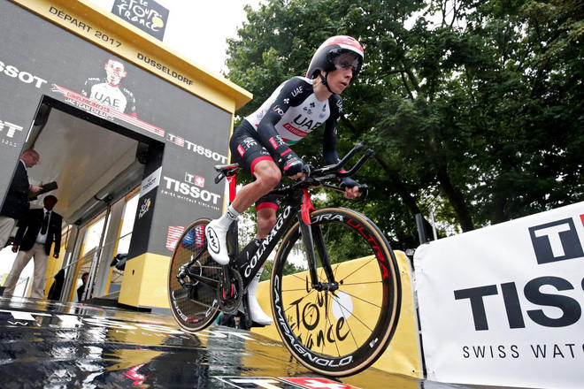 Chiếc xe này được lái bởi tay đua Louis Meintjes (UAE Team Emirates)