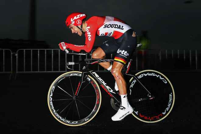 Tay đua Tony Gallopin (Lotto-Soudal) vẫn hoàn tất chặng đua ở vị trí thứ 196 dù gặp phải một va chạm trong chặng đua số 1