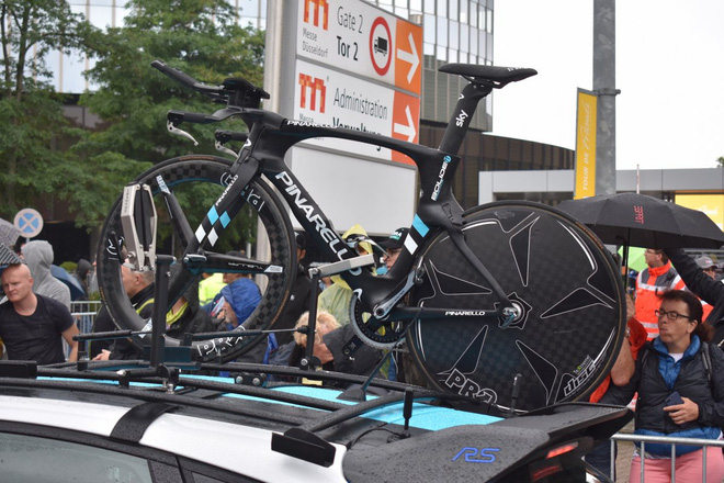 Đội đua Sky với chiếc xe Pinarello Bolide TT