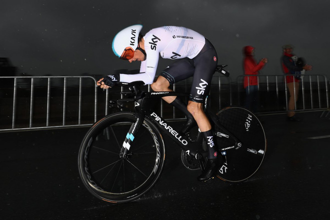 Geraint Thomas (Sky) cùng chiếc Pinarello Bolide về đích đầu tiên trong chặng 1 với thời gian 16 phút 04 giây