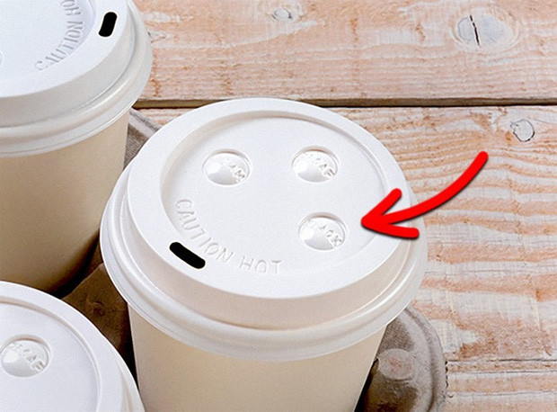 Những chiếc lỗ tròn trên nắp cốc giấy đựng đồ uống nóng