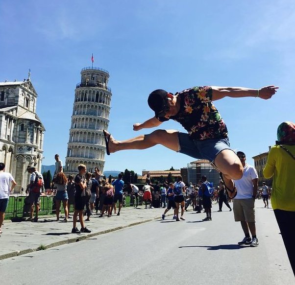 Tạo dáng gì cho hợp với tháp nghiêng Pisa nhỉ?