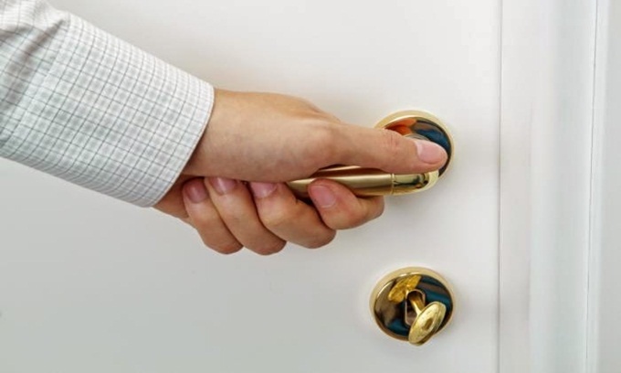 Tay nắm cửa là ổ vi khuẩn