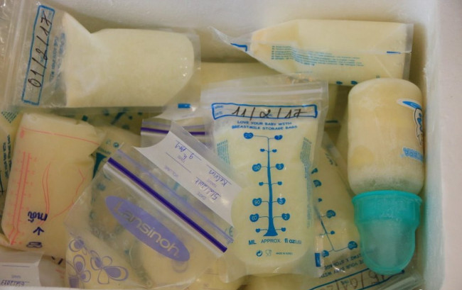 Không nhất thiết phải làm ấm sữa mẹ vắt ra