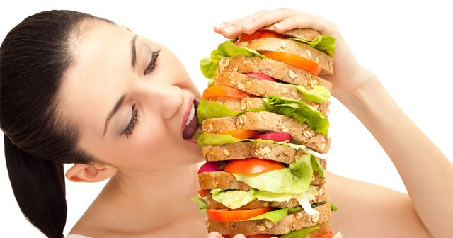 Cắm mặt ăn không để ý đến ai