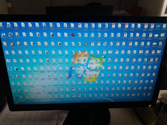 Dù được sắp xếp khá ngay ngắn, nhưng nhìn màn hình này vẫn rất ngộp thở