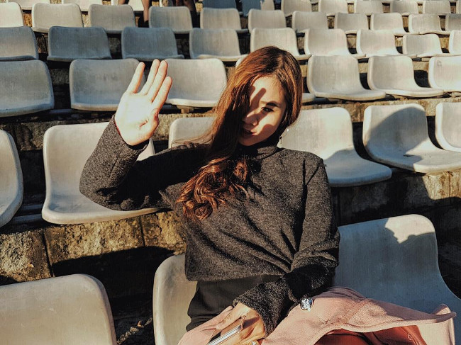 Dùng tay che mặt trời