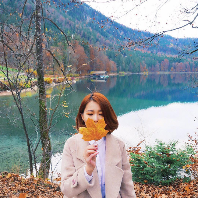 Cầm gì đó che mặt