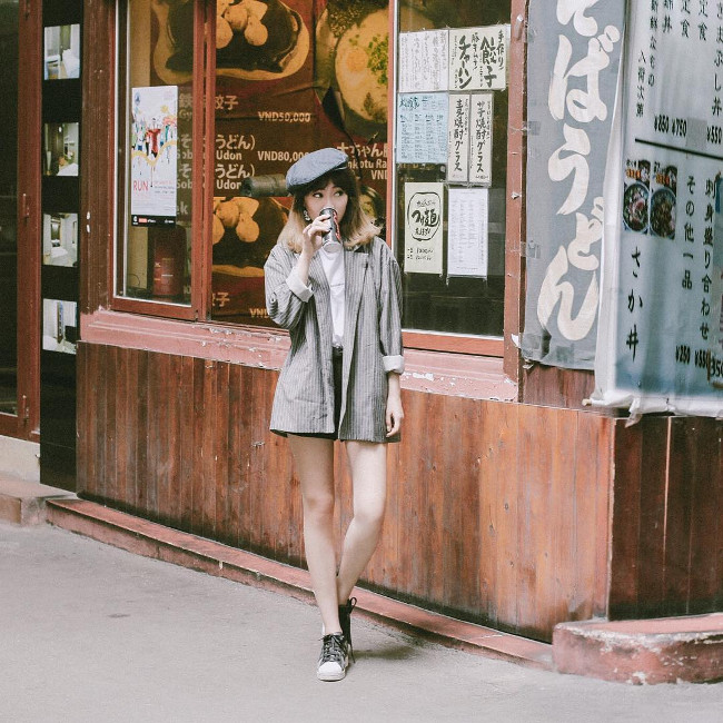 Dựa người vào tường mắt nhìn xa xăm