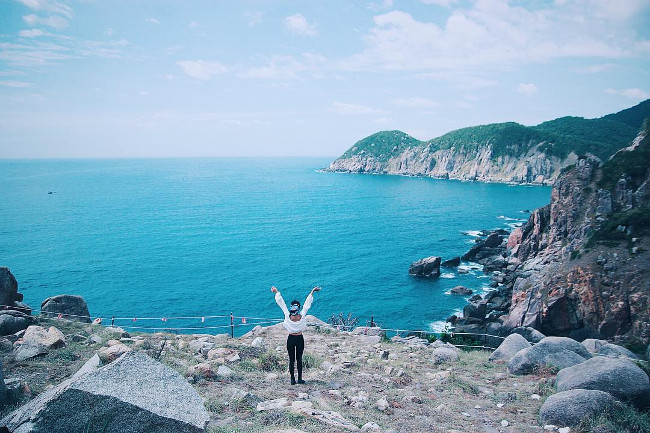 Quay lưng với máy ảnh hay tay giơ cao