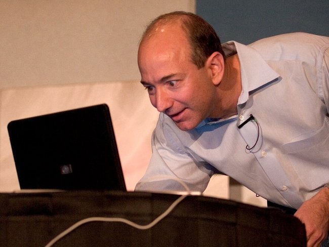 Trong những ngày đầu, khi mà có người đặt mua sản phẩm thì một cái chuông nhỏ ở văn phòng sẽ reo lên