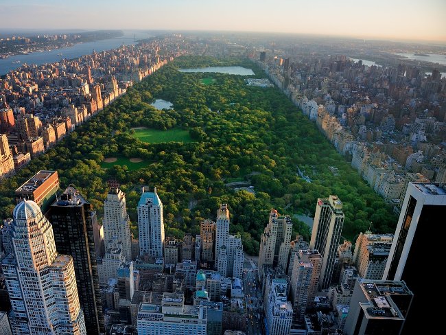 Bezos cũng sở hữu một chuỗi căn hộ có tổng diện tích hơn 10.000 mét vuông tại Tòa Tháp Thế Kỷ ở New York.