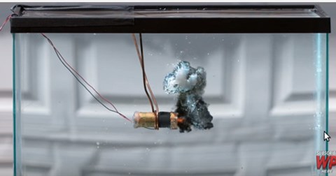 Ấn tượng với cảnh quay chậm đốt động cơ tên lửa trong bể kính chứa nước