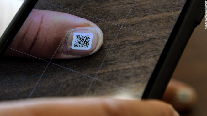 Theo dõi những người cao tuổi bị hội chứng mất trí nhớ bằng miếng dán có gắn mã vạch trên móng tay và móng chân