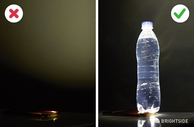  Dùng đèn pin điện thoại và chai nước lọc để chiếu sáng rộng hơn