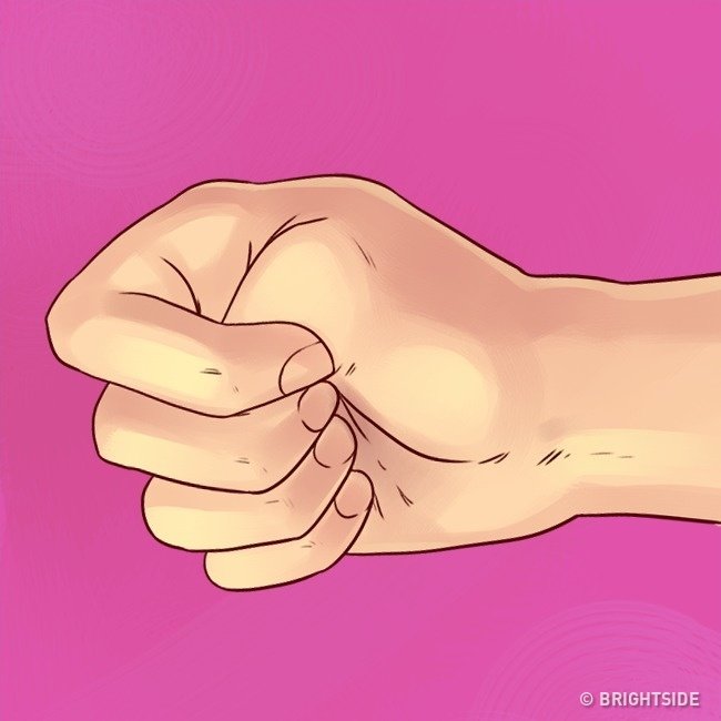 Nắm tay với ngón cái giấu vào trong