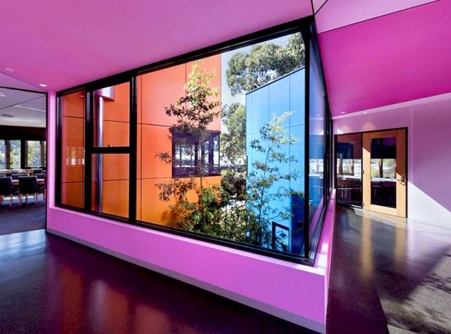 Hành lang trường học với cửa sổ hình tam giác.