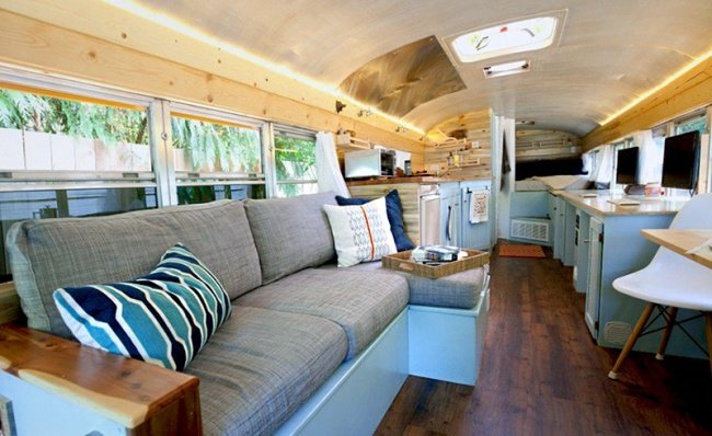 Chiếc xe buýt đi đến trường này được trang bị đầy đủ những thứ cần thiết cho một chuyến đi xa