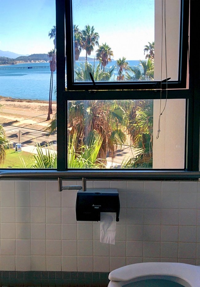 Quang cảnh tuyệt vời từ góc nhìn của nhà vệ sinh trong trường học