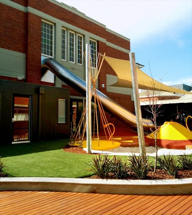 Ngôi trường này trang bị cầu trượt cho phép học sinh có thể đi từ lớp học đến thẳng sân chơi chỉ trong vài giây