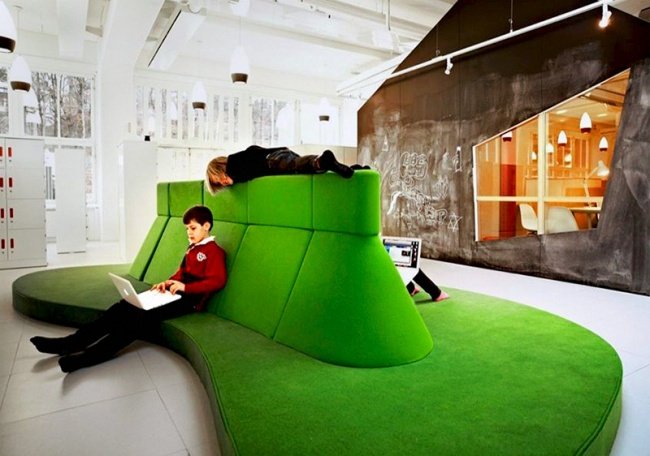 Một chiếc ghế dài với thiết kế hình bãi cỏ