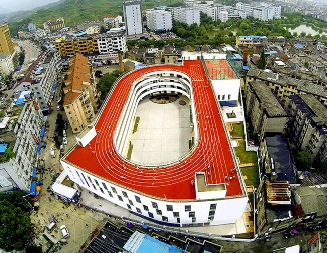 Để tiết kiệm không gian, các kiến trúc sư đã nảy ra ý tưởng sáng tạo bằng cách xây dựng sân chơi ngay trên tầng thượng của trường tiểu học ở tỉnh Chiết Giang, Trung Quốc