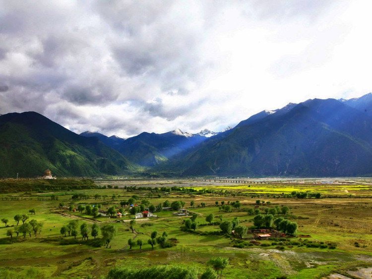 Để tới được huyện Motuo du khách phải vượt qua dãy Himalaya trước khi băng qua cây cầu treo dài 200m