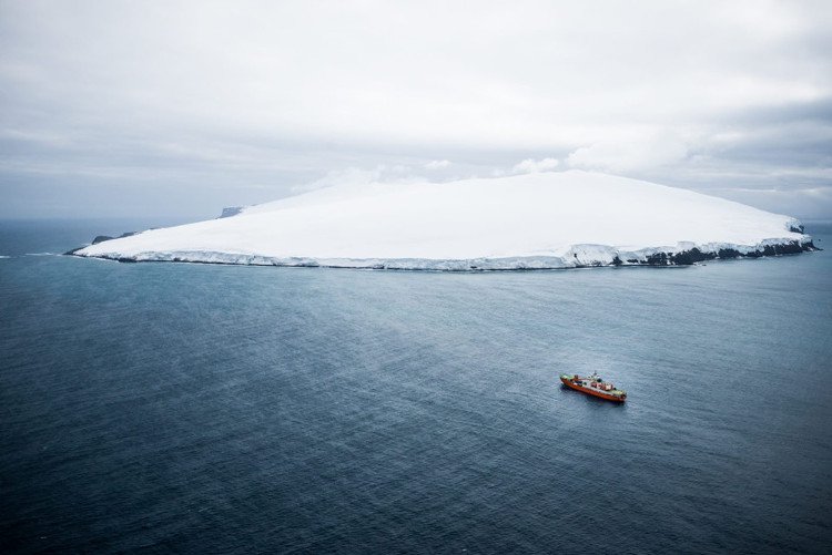 Hòn đảo này nằm ở vị trí biệt lập, 93% diện tích trên đảo được băng đá bao phủ, phần còn lại là một ngọn núi lửa đã tắt