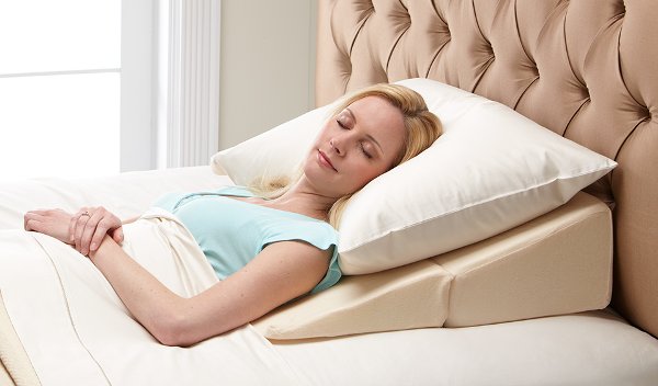 Nâng nhẹ đầu và vai khi ngủ