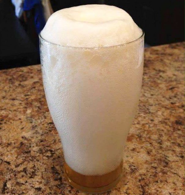 Uống cốc bia với 9 phần bọt thế này thì bao giờ mới say!