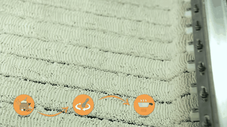 Những tấm bột được máy cắt thành sợi