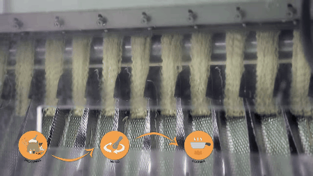 Mì được cắt theo định lượng và bỏ vào từng khuôn